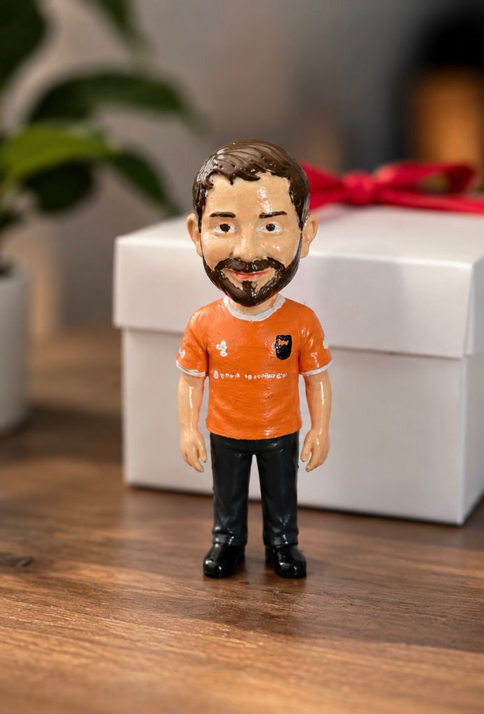 Figura 3D personalizada de MiniYo junto a una caja de regalo
